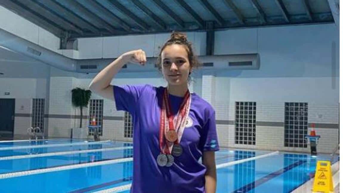 Öğrencimiz Erva Usluoğlu Yüzme Müsabakalarında 4 Madalya Kazandı
